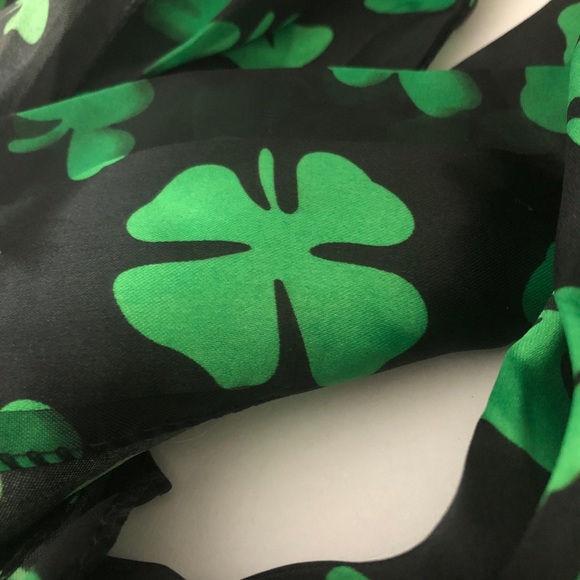 Infinity Irish shamrock loop scarf - Picture 3 of 4